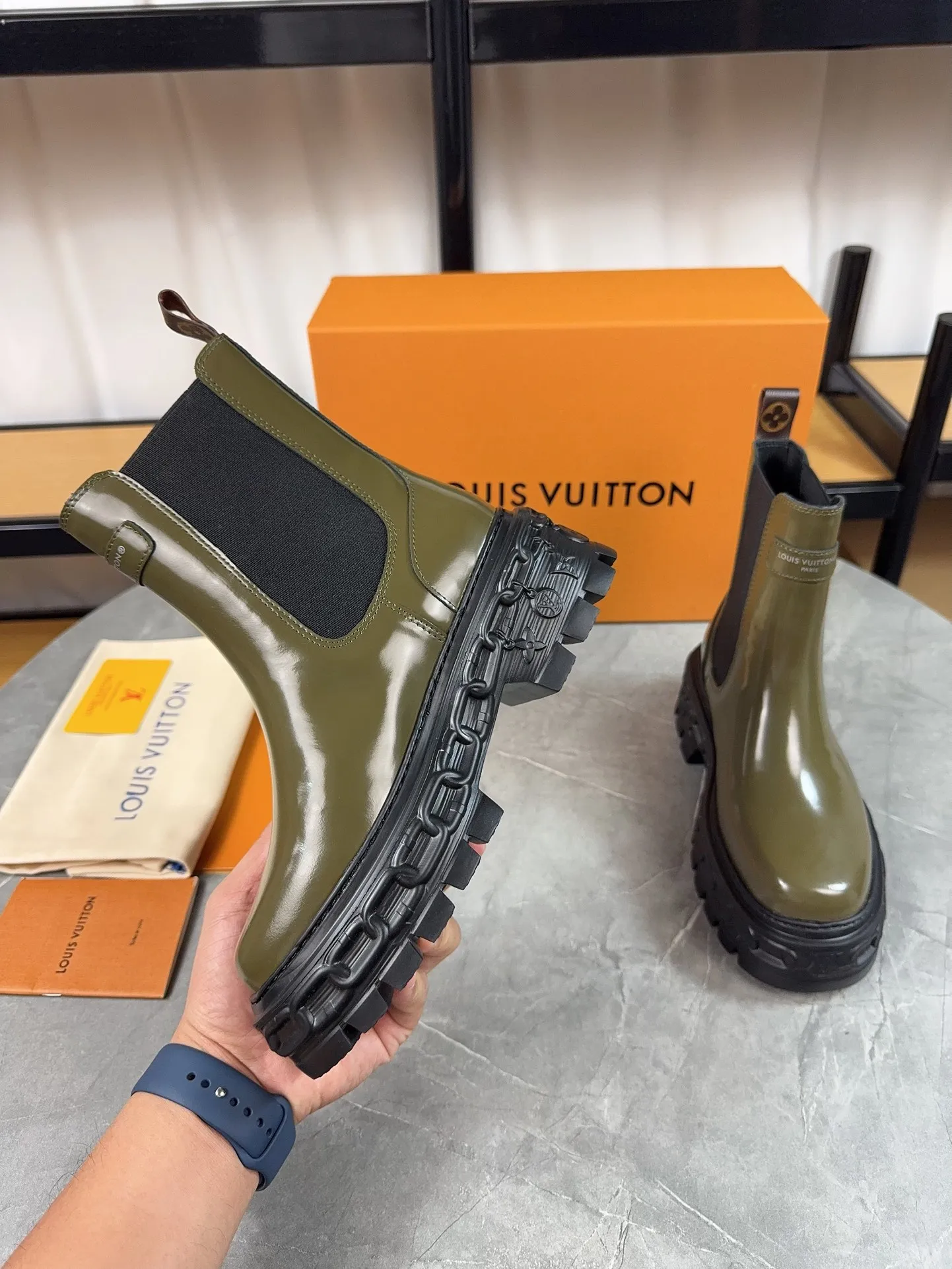 Men's shoes 💰700💰 Louis vuitton's new short boots; beautiful lines and no bloat, original first-layer cowhide combined with high mercerized frosted cowhide, thin-strap motorcycle boots are easy to put on and take off, without contrast (to isolate the cold winter) ❶ Upper: original open-edge beaded cowhide ❷ Inner: cowhide ❸ Foot pads: cowhide leather ❹ Outsole: original wear-resistant and non-slip raw rubber sole ❺Sole height: 6cn ❻Packaging: Original LV special box ❼Number: 34-41 (34/41 customization is not returnable) Boot height 6 inches ☀Color: (black military green)